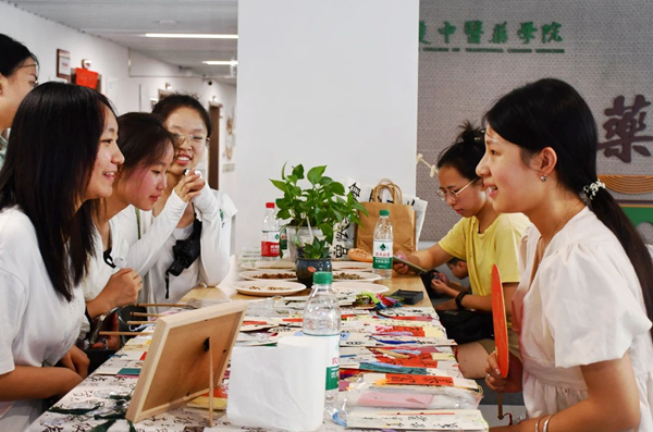 中药学院迎新现场，新生和家长们对各种中草药文创产品兴趣浓厚。16831683诸侯快讯入口供图