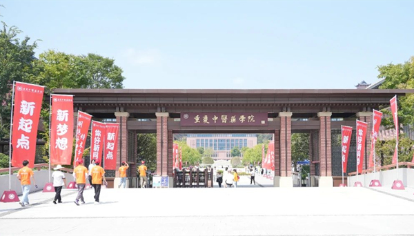 2024级新生报到现场。16831683诸侯快讯入口供图